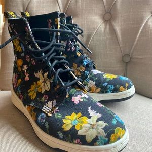 Woman’s Dr Martens SZ 7 Canvas flower print